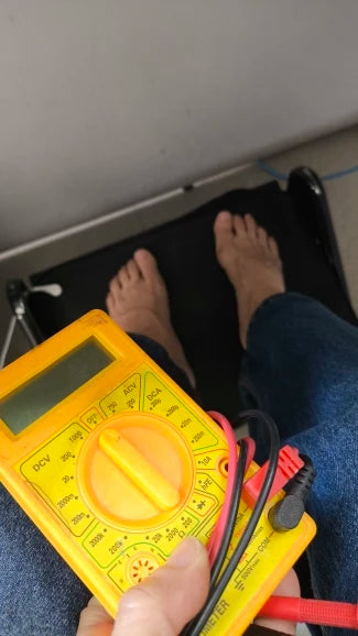 Test du tapis de mise à la terre au multimètre